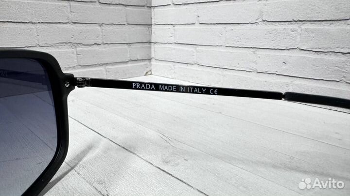 Солнцезащитные очки Prada с поляризацией