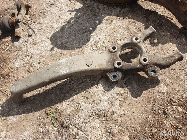 Поворотный кулак передний левый lexus gs3 gs300 gs