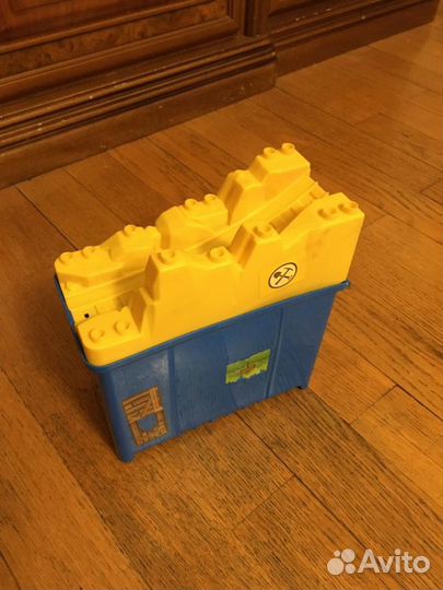 Томас и его друзья в пластмассовом контейнере