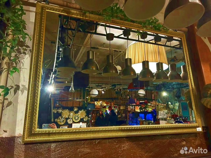 Большое зеркало в багетной раме