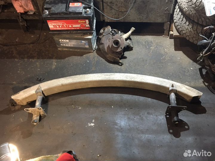 Усилитель переднего бампера Пассат Б5