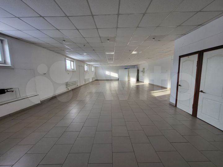 Торговая площадь с подьемником 145 м²