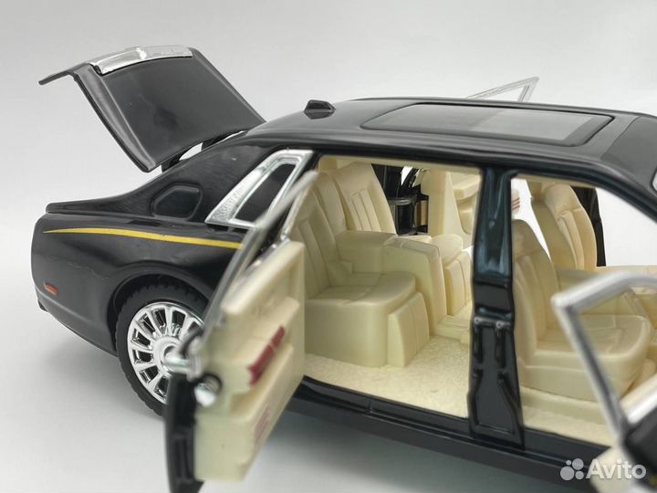 Модель автомобиля Rolls-Royce Phantom металл