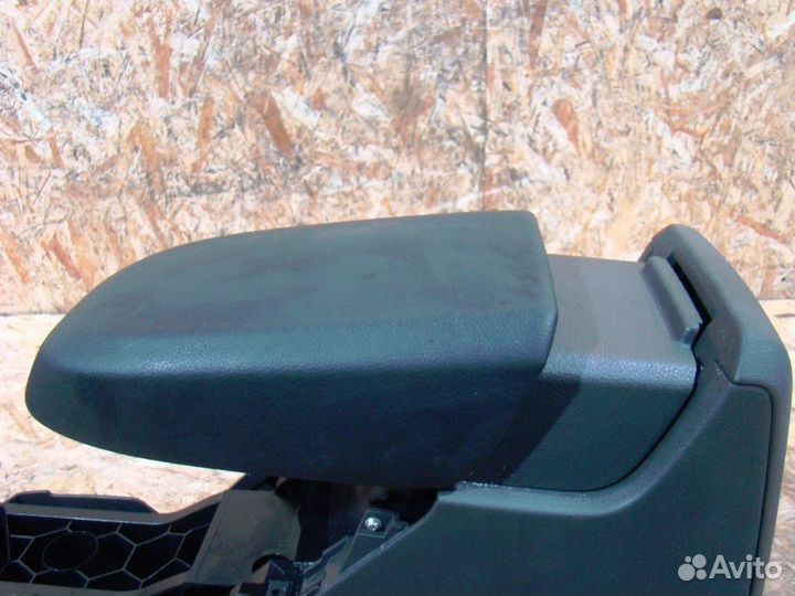 Ford Kuga 1 Консоль с подлокотником