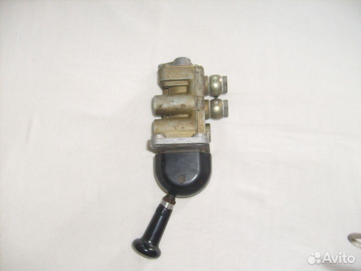 Кран стояночного тормоза Mercedes-Benz