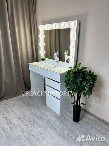 Удобный макияжны�й столик с лампами и зеркалом