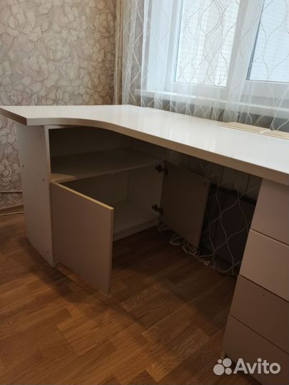 Письменный стол с тумбами