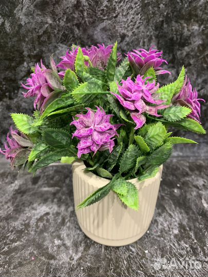 Искусственная зелень, цветы, трава в кашпо