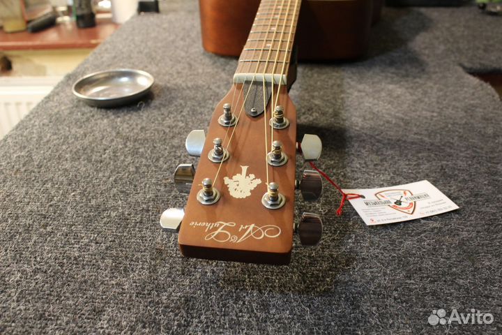 Art & Lutherie Wild Cherry гитара, Канада
