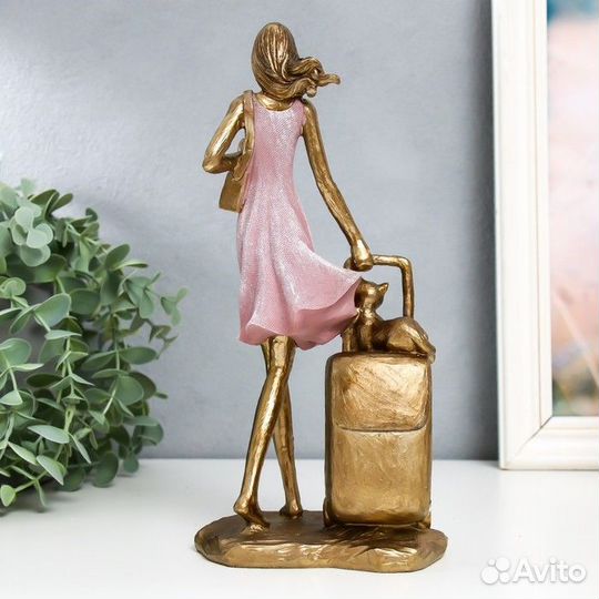 Сувенир полистоун 'Девушка в розовом платье с чемо