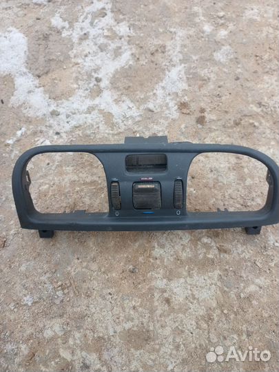 Консоль под Дефлектор воздушный центральный Volvo