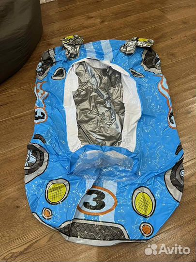 Надувные игрушки на море в бассеин