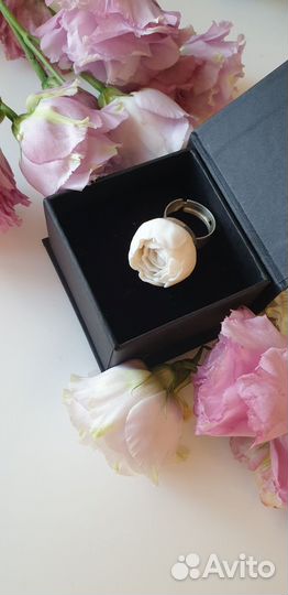 Серебряное кольцо с бутоном из фарфора, белое