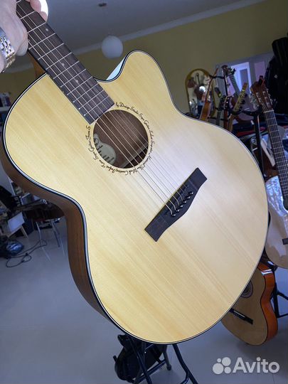 Акустическая гитара