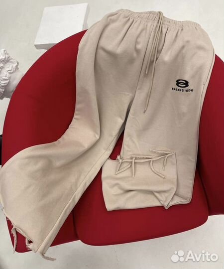 Красивый женский спортивный костюм Balenciaga