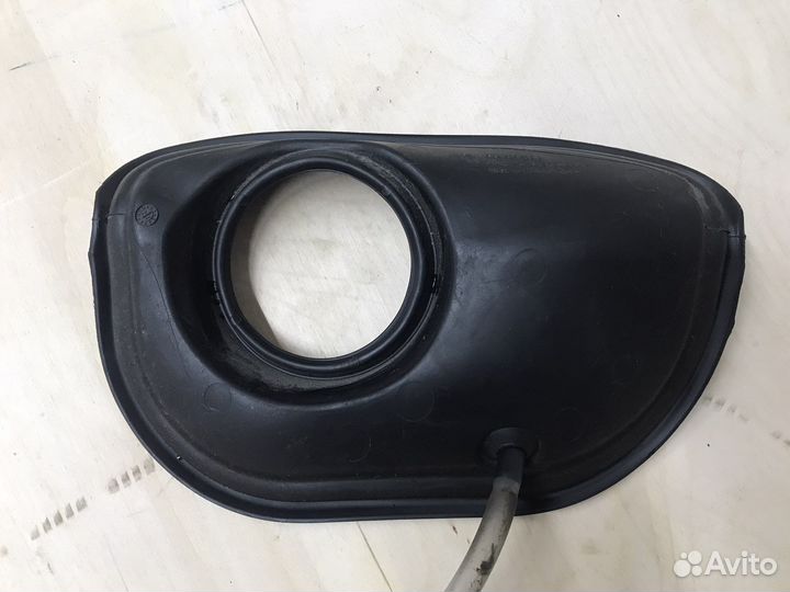 Уплотнитель ниши лючка бензобака Tiguan 2