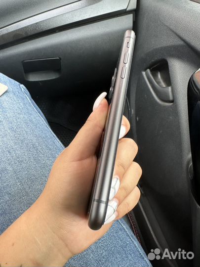 Телефон iPhone 11