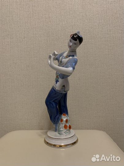 Фарфоровая статуэтка 