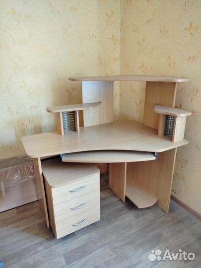 Стол для компьютера