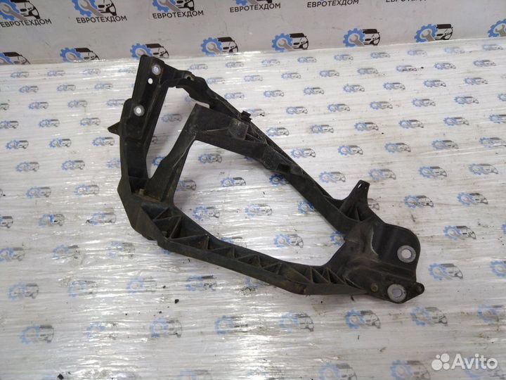 Кронштейн фар передний правый Mitsubishi Colt Z30