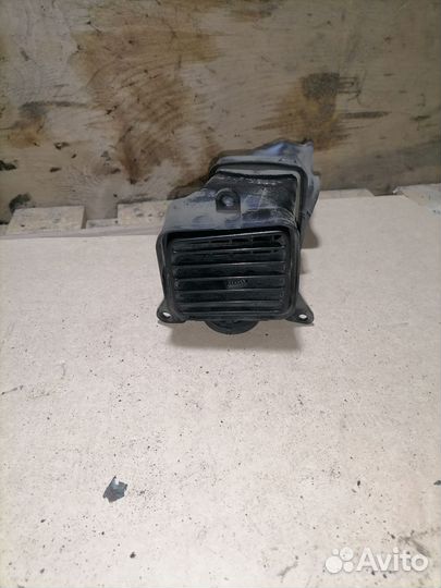 Дефлектор воздушный левый Toyota Carina E