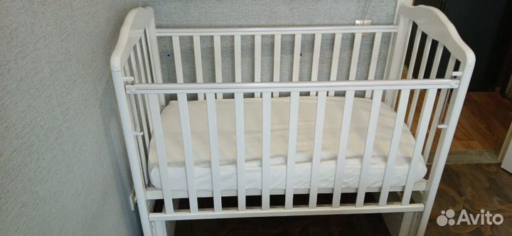 Детская кроватка с маятником