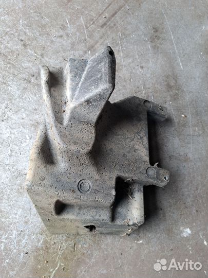 Уплотнитель передний левый BMW E60