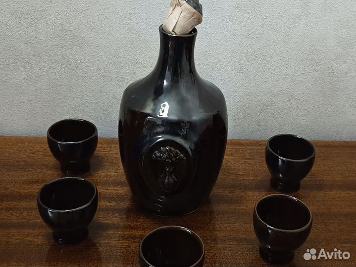 Глиняный кувшин для вина