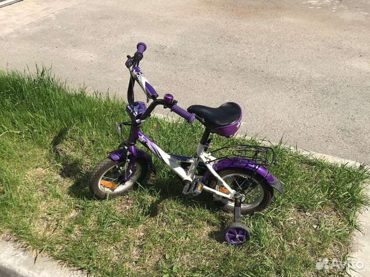Детский велосипед с боковыми колесами