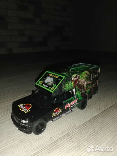 Машинка jurassic world +динозавры