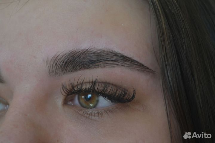 Модель на брови