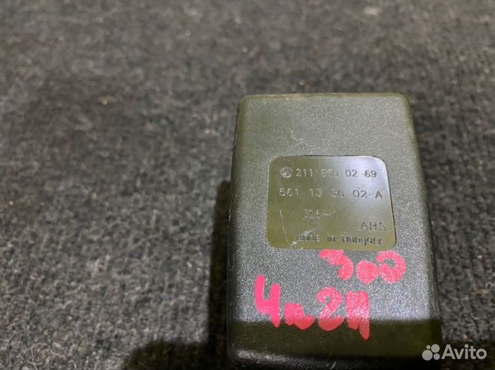 Замок ремня безопасности задний Mercedes 211 W211