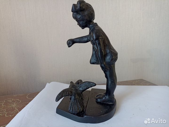 Девочка кормит голубей.Чугун. Куса 1980 год.СССР