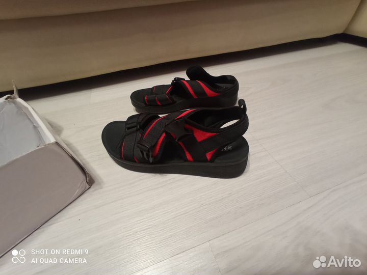Сандалии новые