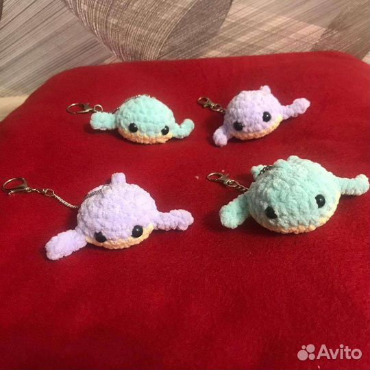 Вязаный брелок-китенок