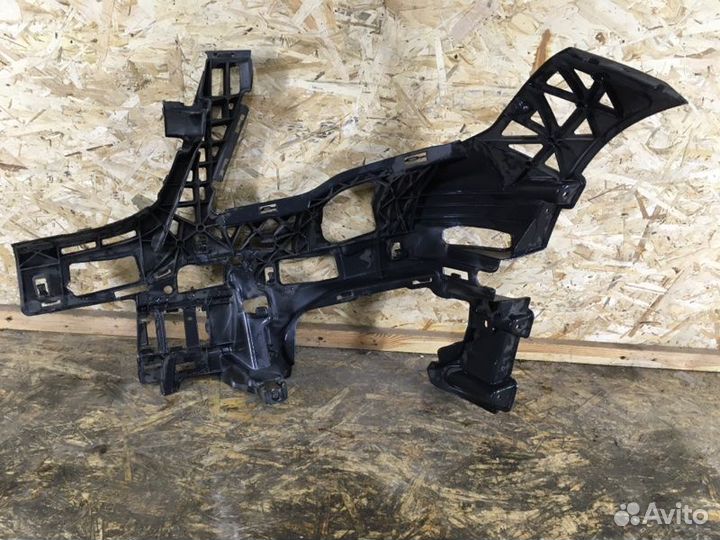 Кронштейн бампера передний правый Mercedes-Benz