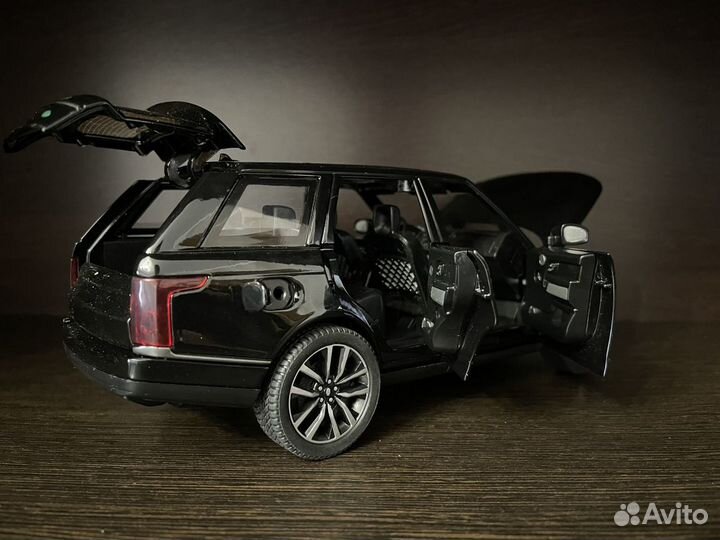 Коллекционная машинка Range Rover Sport 1:24