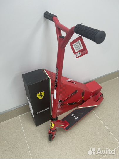 Трюковой самокат Ferrari