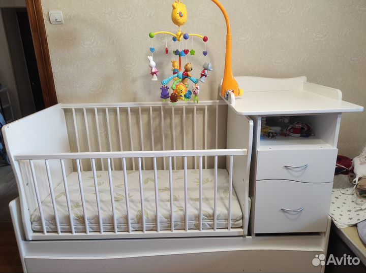 Детская кроватка с маятником