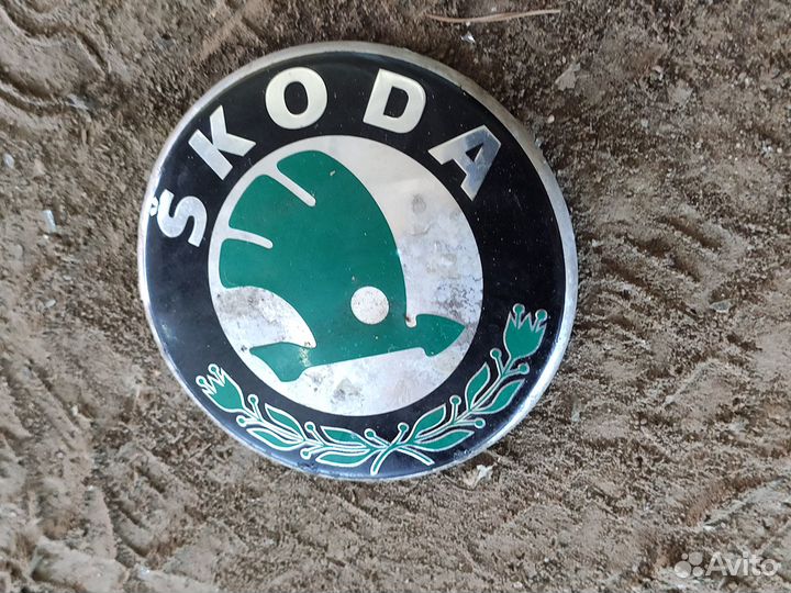 Эмблема на капот значок логотип skoda