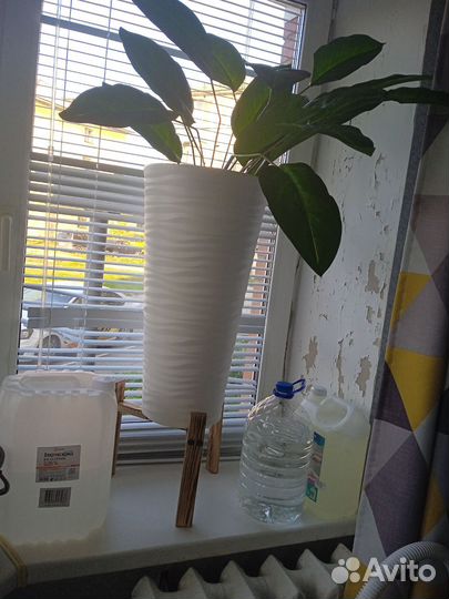 Искусственные цветы в высоких кашпо