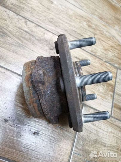 Ступица передняя левая Jeep Cherokee Wk2