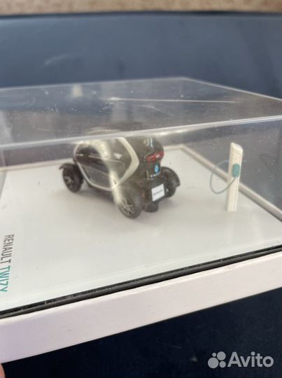 Модель автомобиля Renault Twizy 1:43