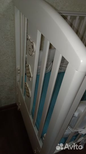 Детская кроватка с маятником и ящиком