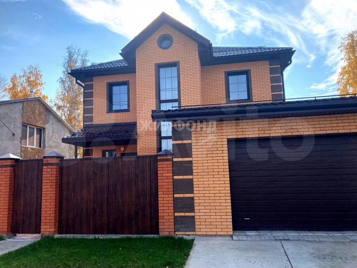 Коттедж 186,7 м² на участке 10 сот.