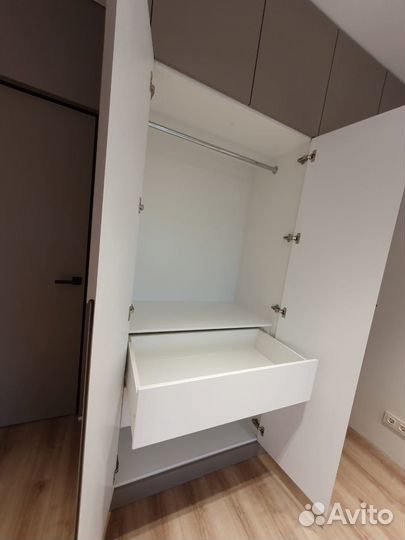 Зеркальный шкаф