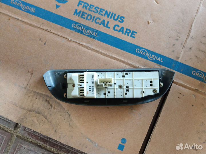 Блок кнопок стеклоподъёмника toyota funcargo