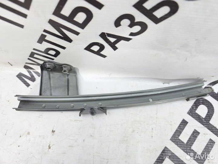 Направляющая стекла двери передняя левая Toyota