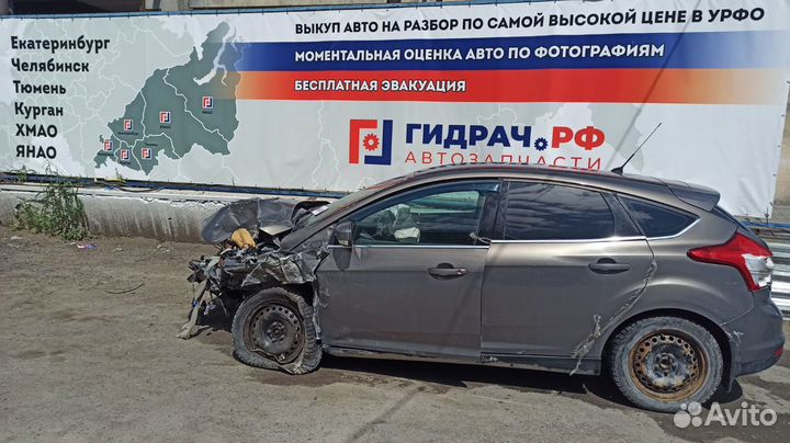 Стекло кузовное глухое левое Ford Focus 3 2010629