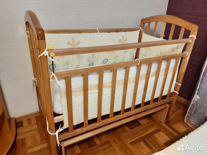 Детская кроватка с поперечным маятником